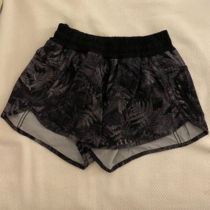 Lululemon Tracker Short Size 4